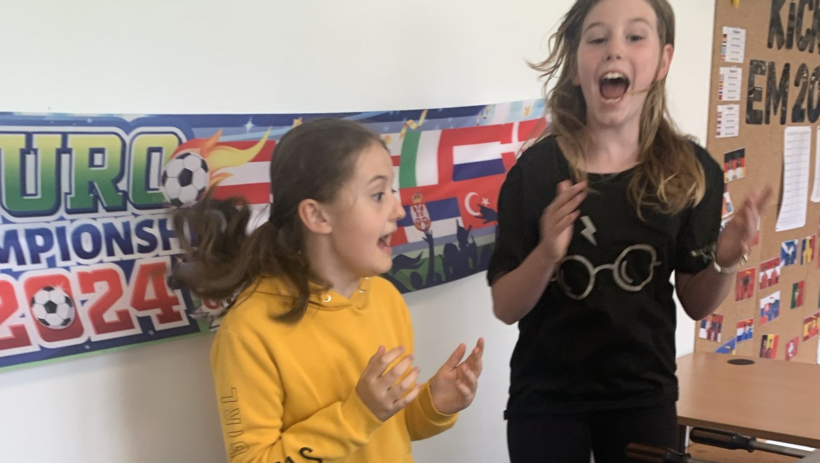 Projekt des Monats Februar 2026 im Bildungsprojekt "von klein auf" der GELSENWASSER-Stiftung: Die Mädchen des Schulkinderhaus Walburgisschule in Werl kicken bei einem Tischkicker-Turnier gegen Stereotypen an.