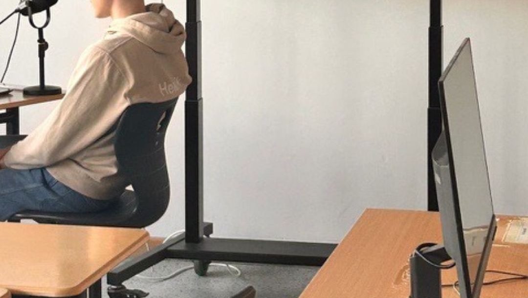 Schüler sitzt vor einem Mikrofon für eine Podcast-Aufnahme: Projekt des Monats im Bildungsprojekt "von klein auf"